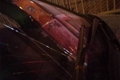 铁圈带绳子高空坠落 砸中路边出租车