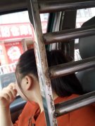 女子坐“霸王车”落荒而逃  反怪司机不能手机支付