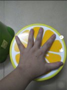 女子网购水果凳 收到一看只有巴掌大