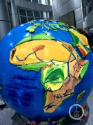 30名大学生用废矿泉水瓶废纸板制出立体“地球”