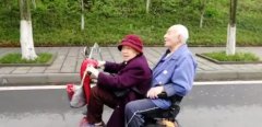 8旬婆婆每天骑电动载患癌老伴散心：最大幸福是夫妻都在