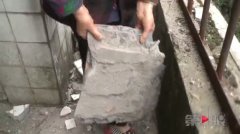 住宅楼外墙瓷砖半夜垮塌  碎片掉在人行道上