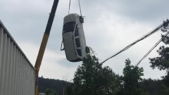 越野车滚落数十米高坎下