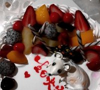 小孩买鲜果生日蛋糕遭忽悠 上面全是水果罐头