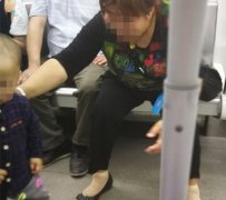 女子让男孩在车厢内方便  乘客避而远之