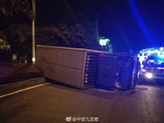 两名老司机“盲过”路口  15年驾龄“归零”