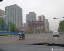 好险！6岁小孩在飞奔的摩托车后面睡大觉