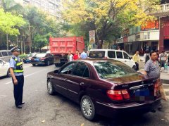 老司机驾车随意转弯 被直行货车追尾