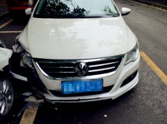 拿证当天太激动 连撞路边五辆车