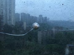 独居女子家中住 玻璃窗上现“弹孔”