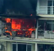 高层住户家中突发大火 明火猛烈黑烟浓浓