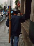 男子街头顶锅出行 造型奇特