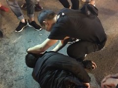 两摩托车当街相撞 一男子倒地不起口吐鲜血