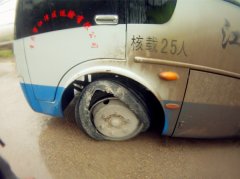 轮胎破成这样还上路 警察蜀黍都看不下去了