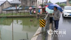 老人与家人闹矛盾跳水 温度骤降想上岸又遭冻住了