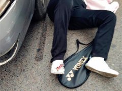 女子被车撞伤 倒地不起忍痛“玩”手机