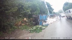 雨天路滑 大货车拐弯侧翻