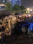 两私家车十字路口相撞 一车呈90度侧翻于地面