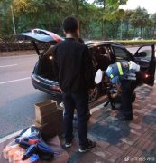 汽车爆胎车停路边 不会使用千斤顶却把他难住了