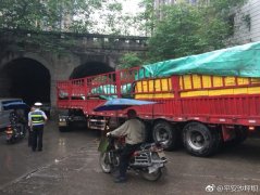 尴尬！大卡车被困桥洞“进退两难”
