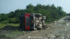 荷载10吨塞下15吨 行驶途中货车突然侧翻