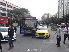 乘客突然要下车 出租司机“紧急”变道出事故