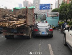 变道不观察 小车与大货车发生碰撞