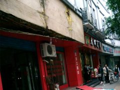 店铺招牌突然垮塌  碎渣落一地