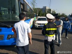 环岛超车遇擦挂  责任各占一半