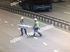 城市快车道上现破旧床垫  险象环生