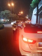 五一回家心切急着赶路 男子竟在路口睡着