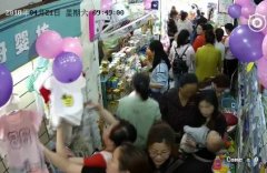 婆媳抱着孩子进母婴店 笑对监控 “组团”盗窃