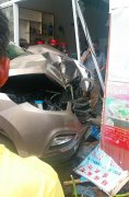 车子失控冲进餐馆 玻璃门窗碎一地