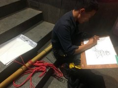 男子街头绘画技艺高超    路人：被“棒棒”耽误的艺术家