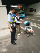 太危险！老人竟想推着婴儿车穿过隧道口