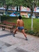男子街边只穿裤衩锻炼 路人觉得很尴尬