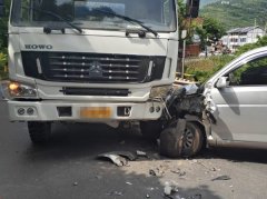 面包车拐弯处撞上罐车“破了相”