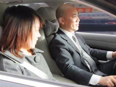 女同事常搭男友顺风车  让她每天活在怀疑中