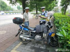 从乐山骑摩托到重庆  只为见“网红”洪崖洞