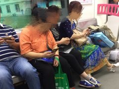 女子车厢内用口袋占位 其他乘客站着看