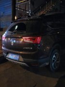 等惨了！车主停车挡道后“失联”