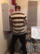 男子小区角落里方便 遭业主呵斥仍不停