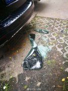 这两人专盯路边车 墨镜挂件都不放过