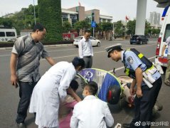 司机开门不看周围情况 后方电动车很受伤