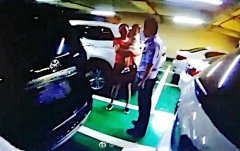车钥匙给孩子玩 一岁娃自锁车内狂哭