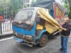 男子驾报废车上路 车身破烂不忍直视