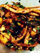 妹子夜里点外卖烧烤 吃一半吃到小强