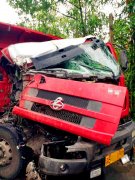 天雨路滑两货车追尾 一车被怼入路边楼房