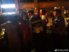 三岁萌娃被困车内20分钟