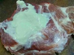 菜市场买来的眉毛肉 带回家竟发现白色乳状物